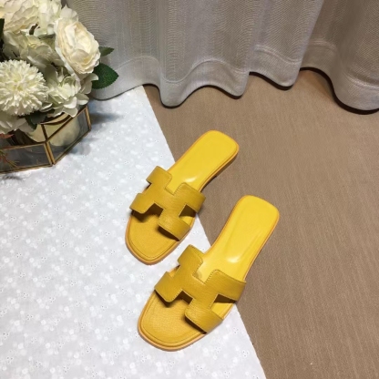 Stylish and versatile slip-on sandals