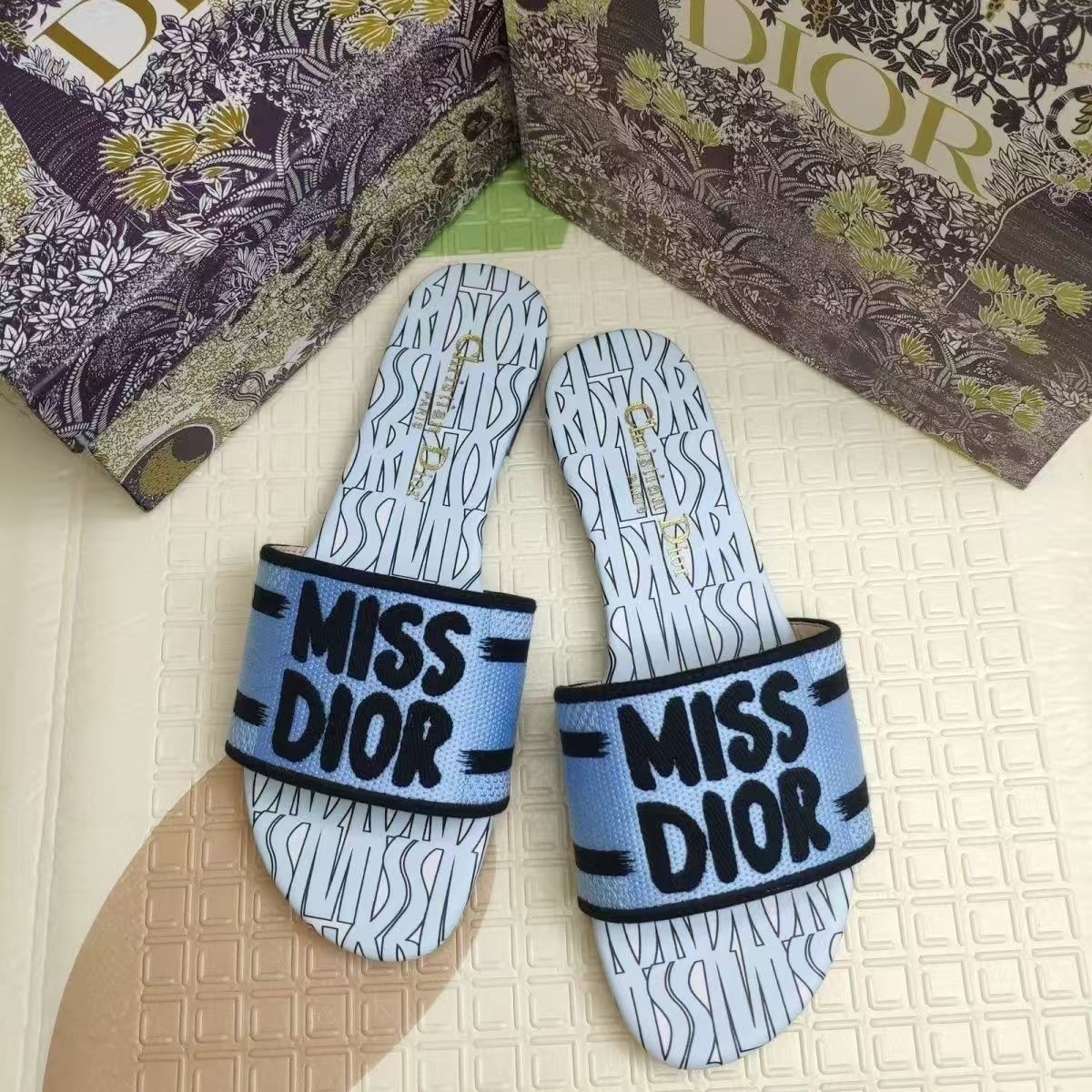 New dopamine letter D slippers - lightweight and quick-drying