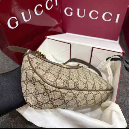 Stylish and high-end shoulder bag