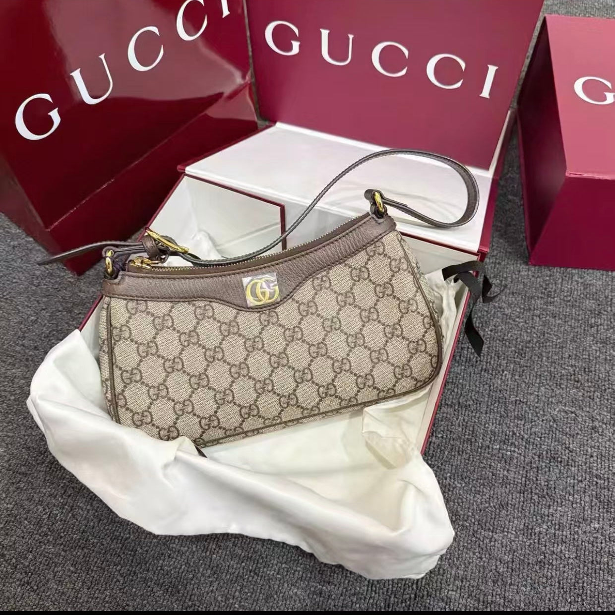 Stylish and high-end shoulder bag