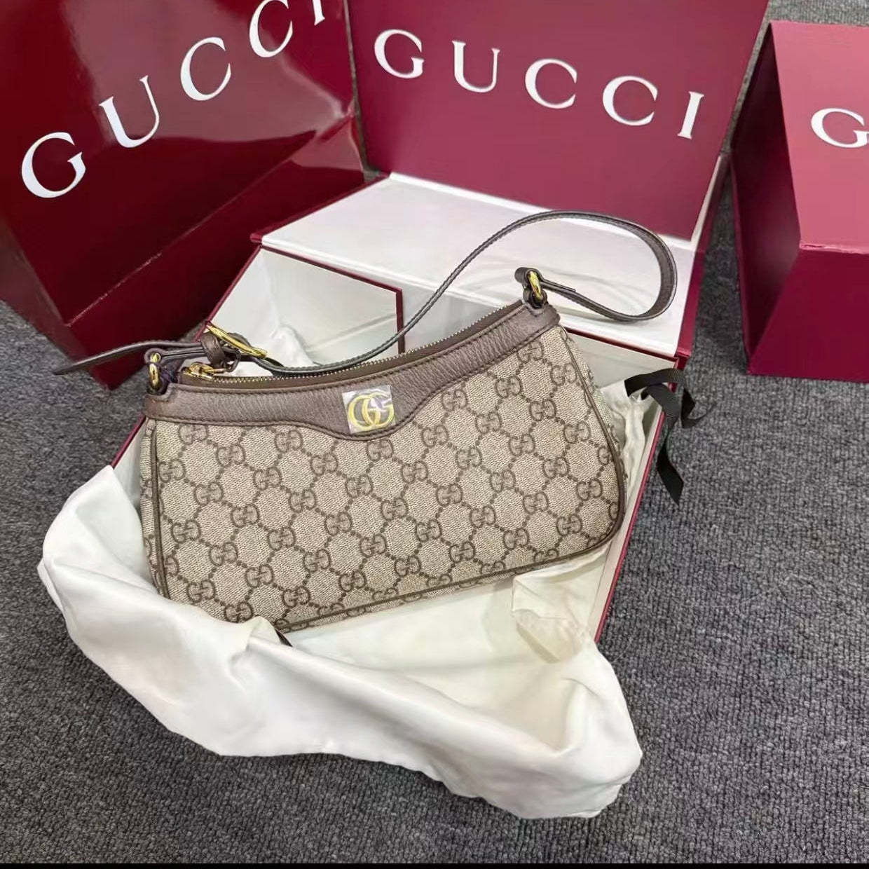 Stylish and high-end shoulder bag