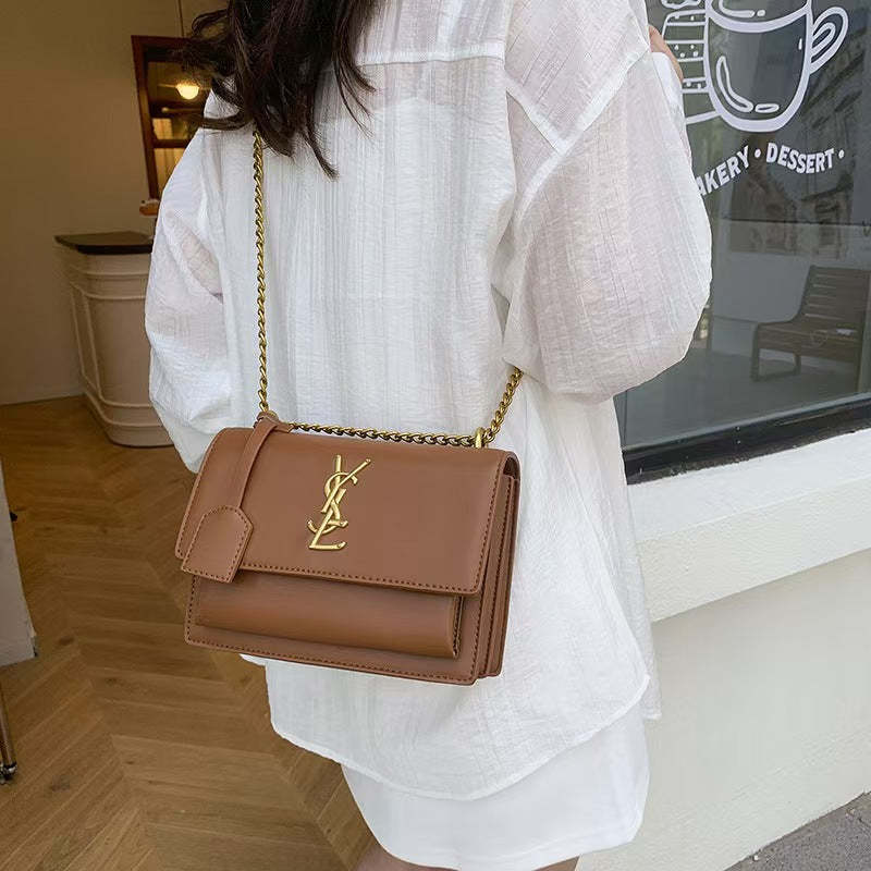 New stylish and versatile chain bag