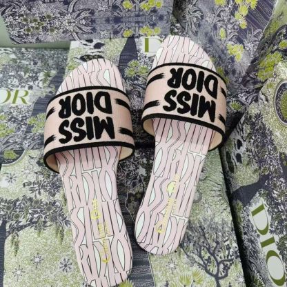 New dopamine letter D slippers - lightweight and quick-drying