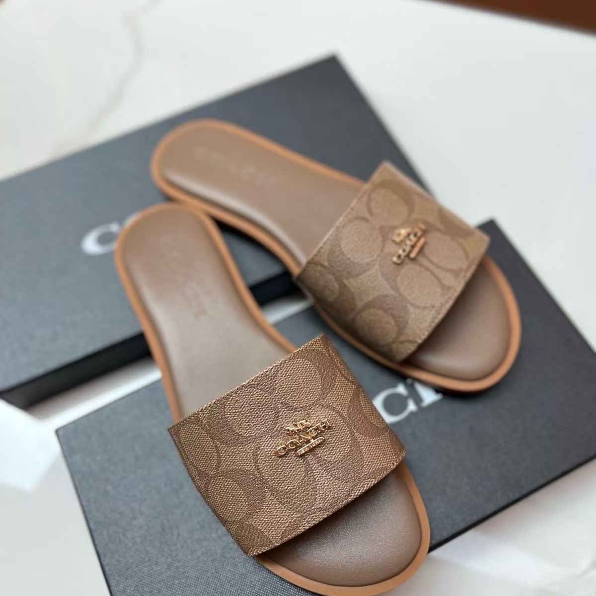 Round-toe retro flip-flops