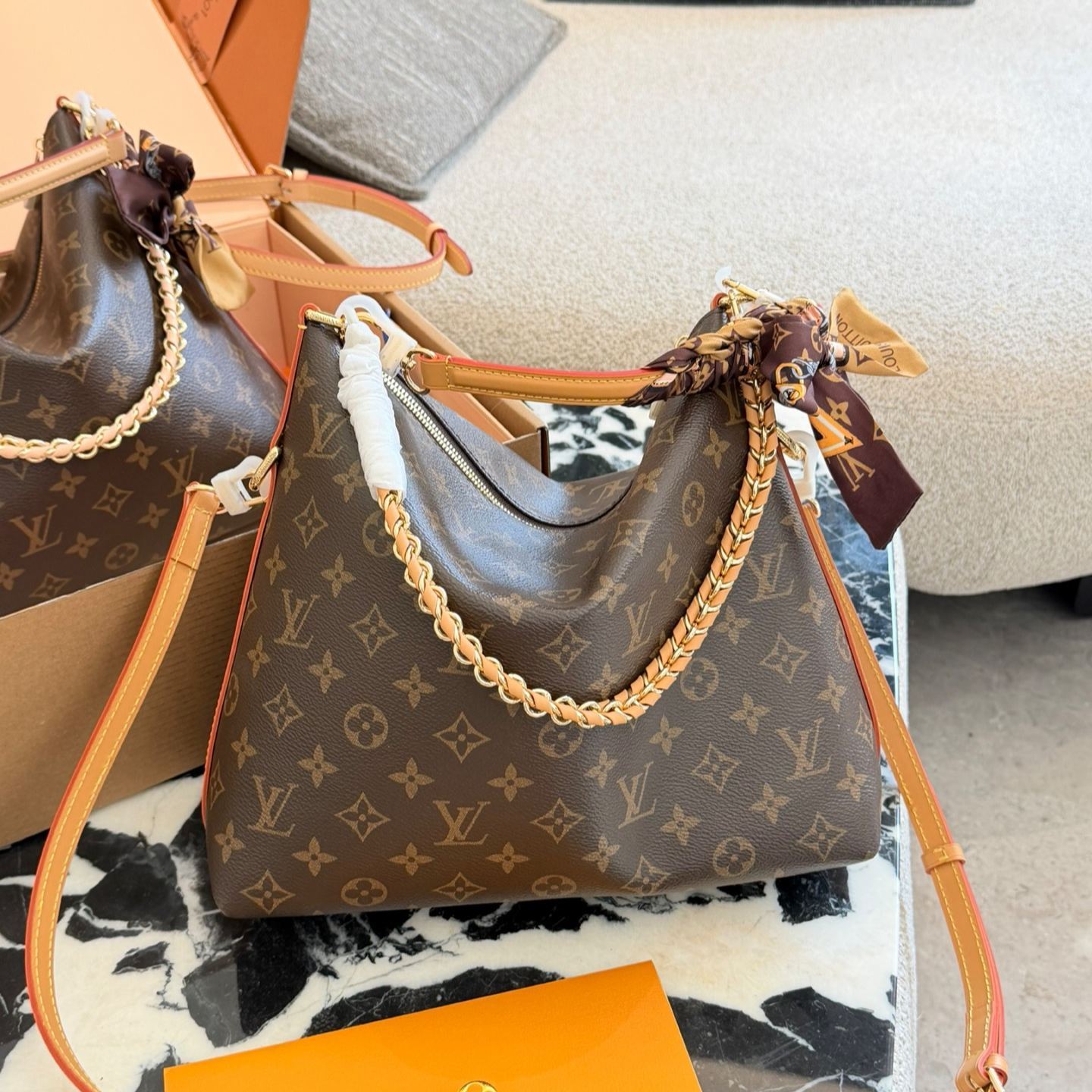 Classic color scheme, modern style handbag