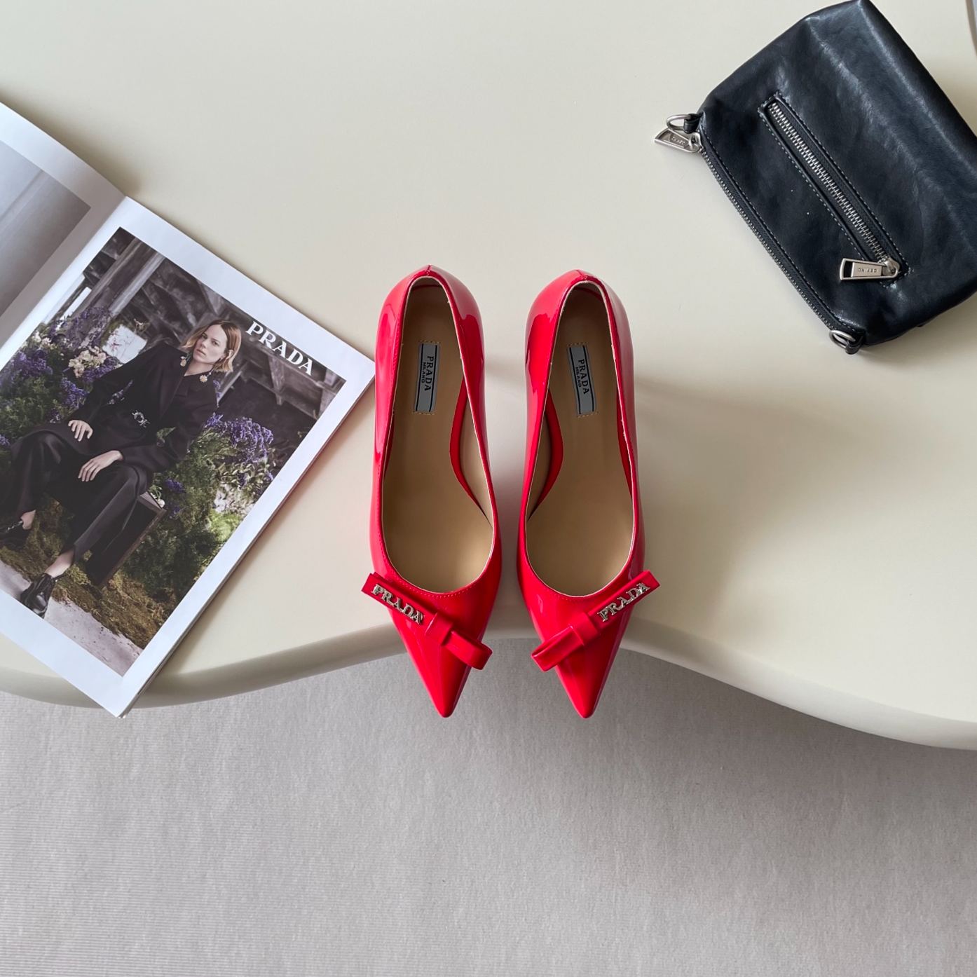 Pointed-toe shoes with a bowknot