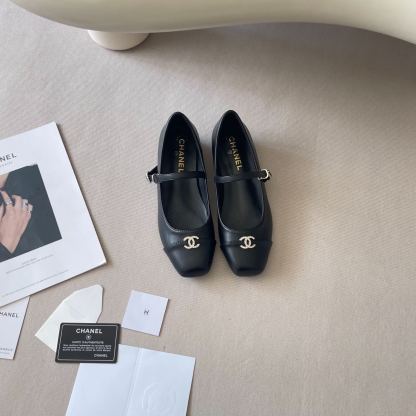 New C-buckle square-toe shoes