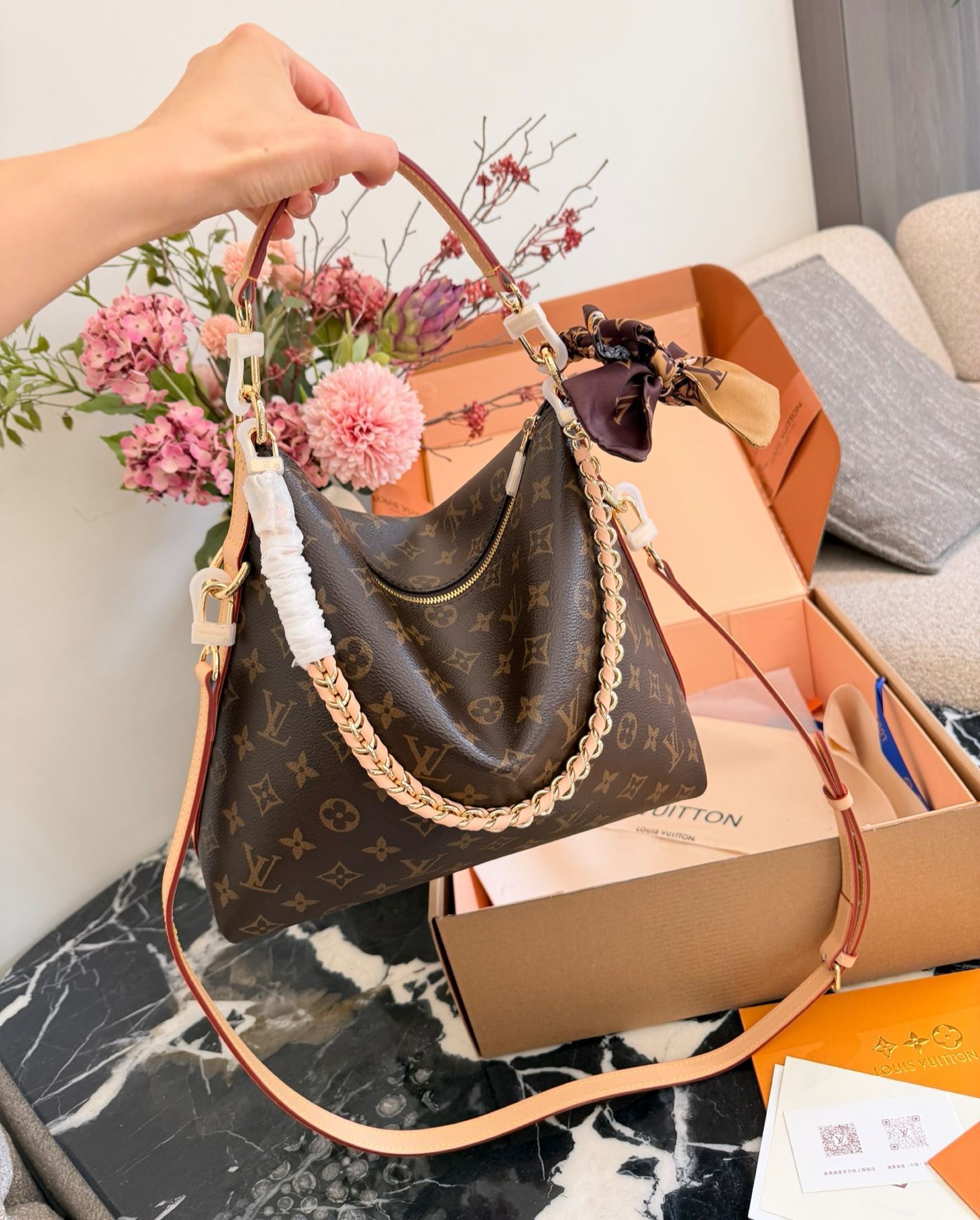 Classic color scheme, modern style handbag