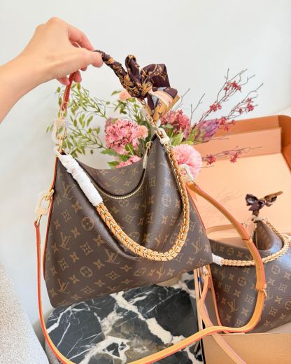 Classic color scheme, modern style handbag