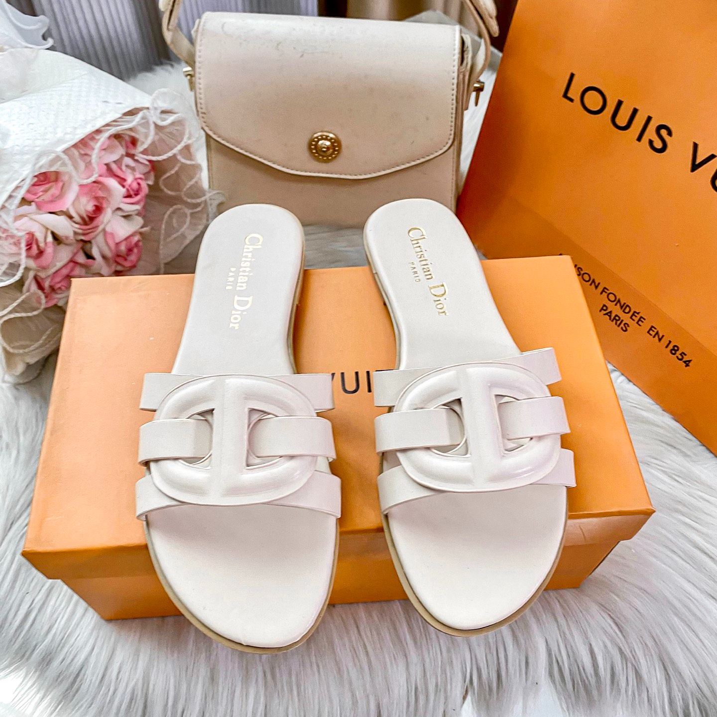 Classic new flat sandals