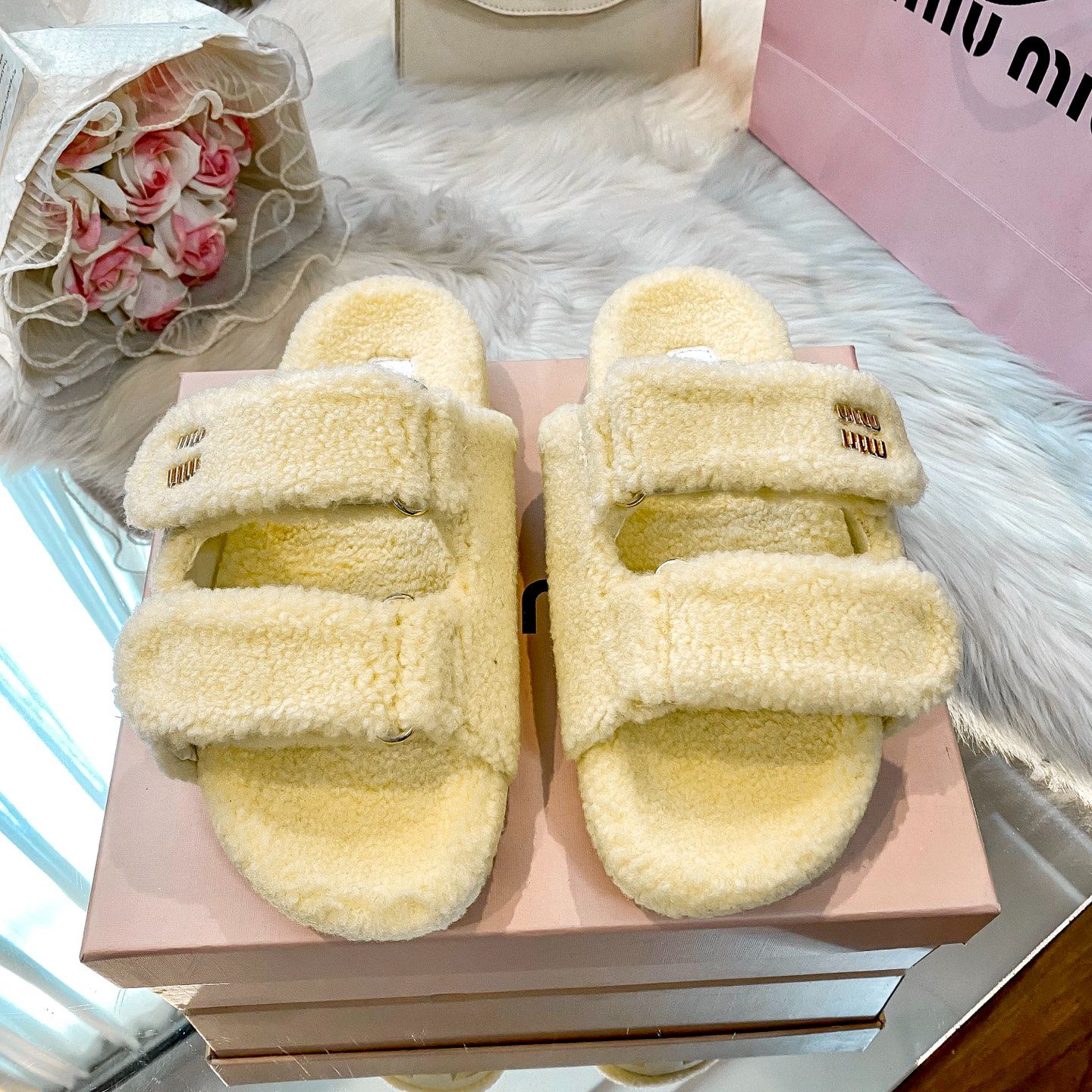 New flat-soled furry slippers