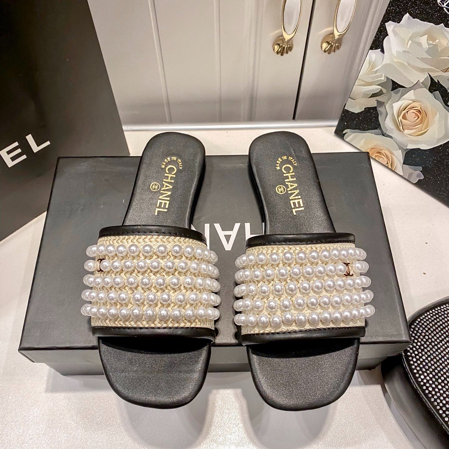 New pearl-embellished flat sandals