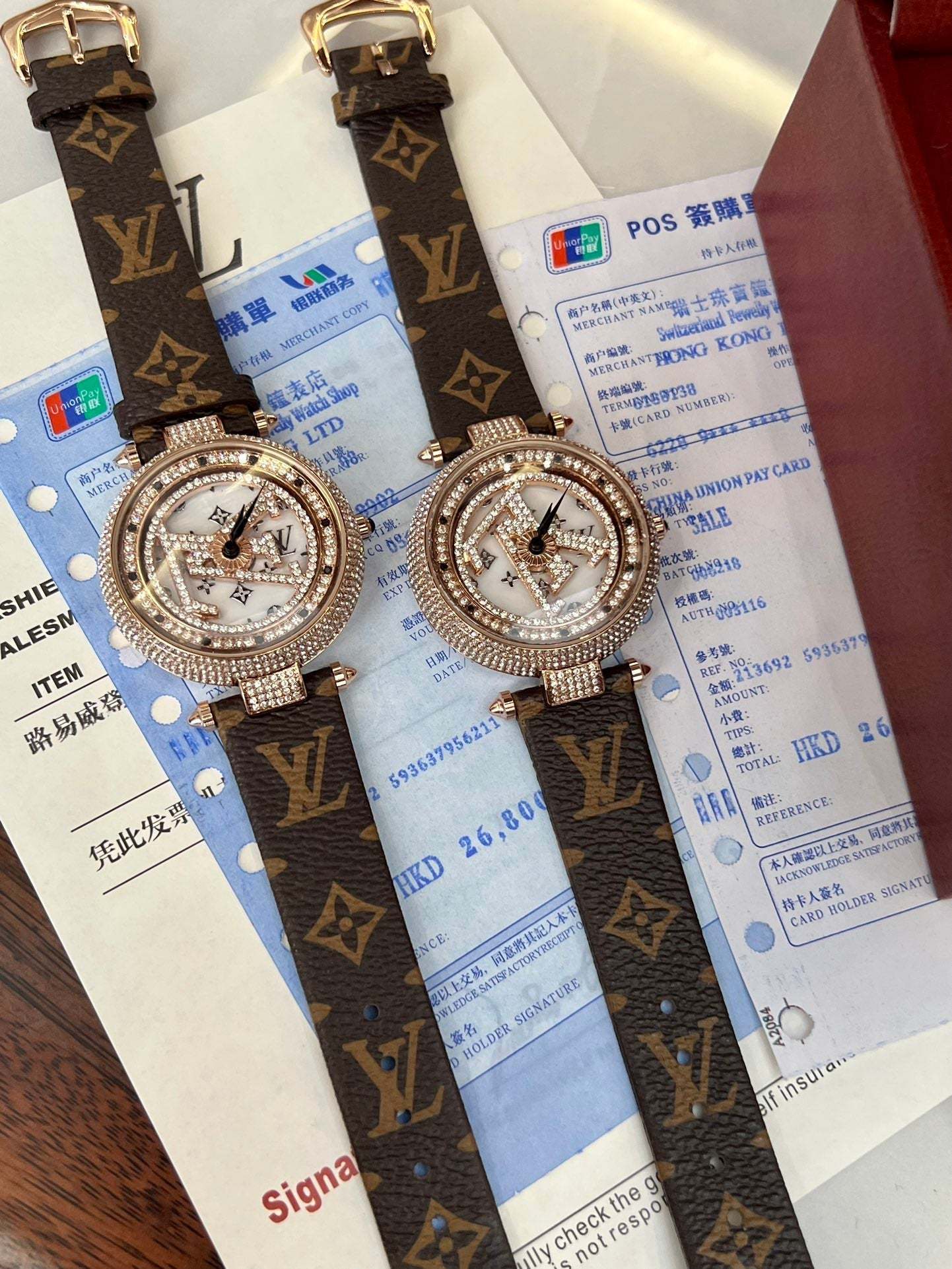 LO* quartz movement watch