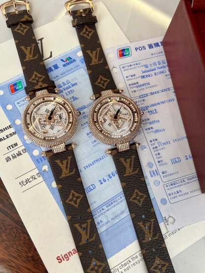 LO* quartz movement watch