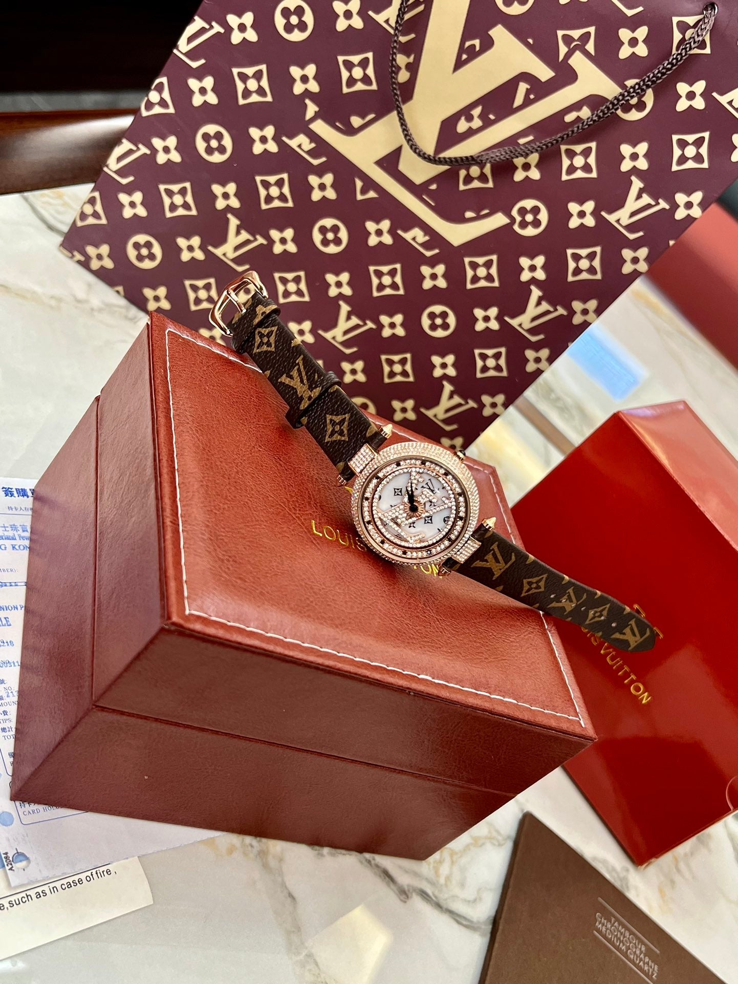 LO* quartz movement watch