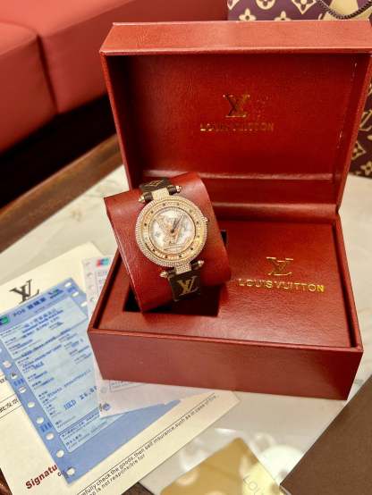 LO* quartz movement watch