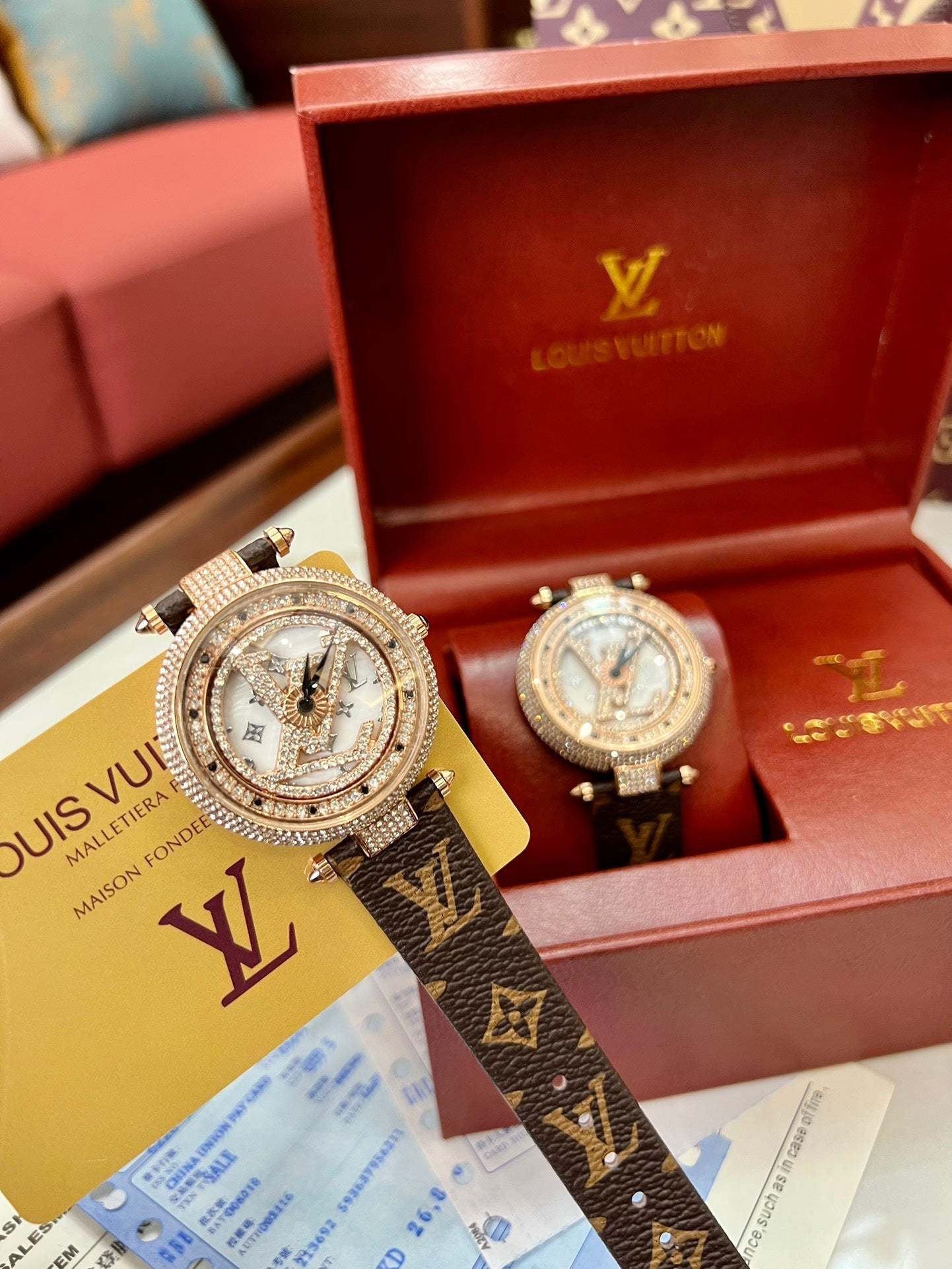 LO* quartz movement watch