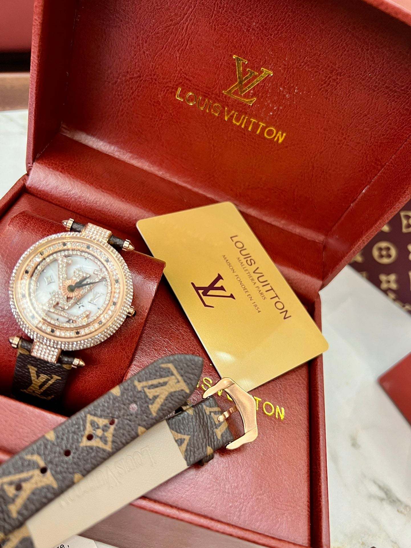 LO* quartz movement watch