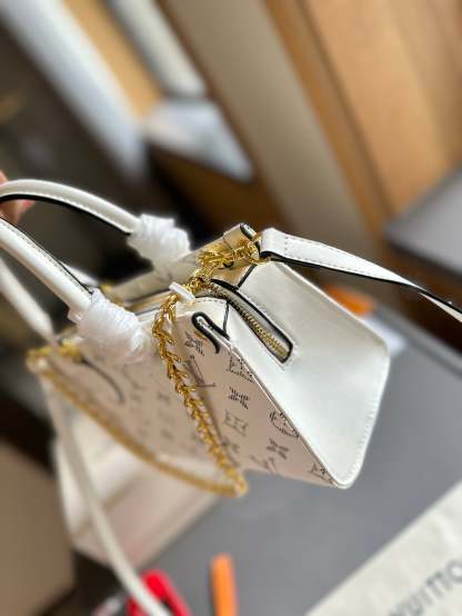 New stylish and simple shoulder bag