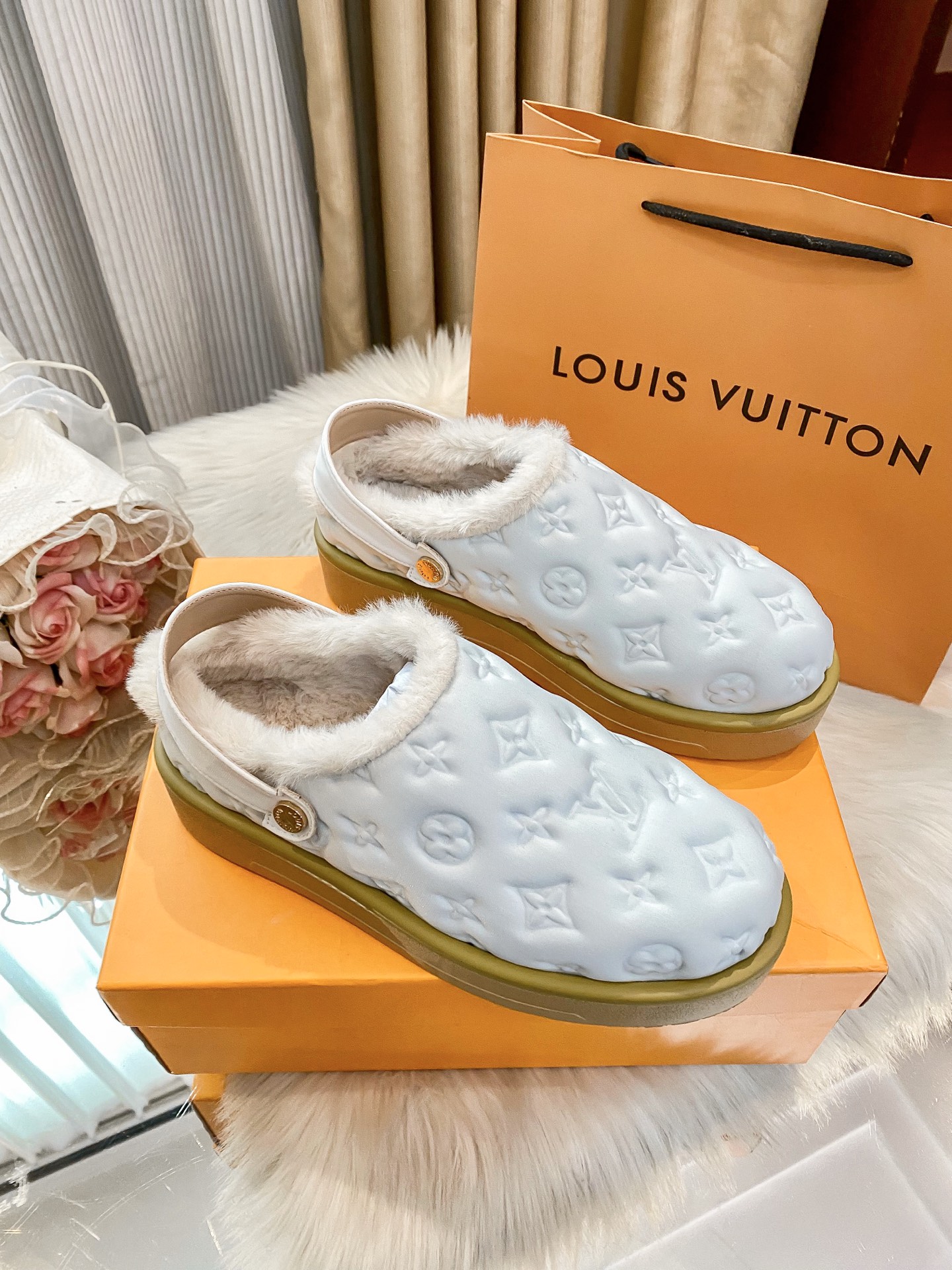 Limited edition fur slippers