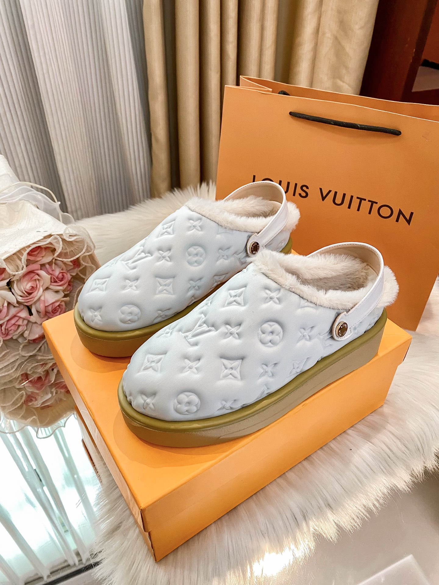 Limited edition fur slippers