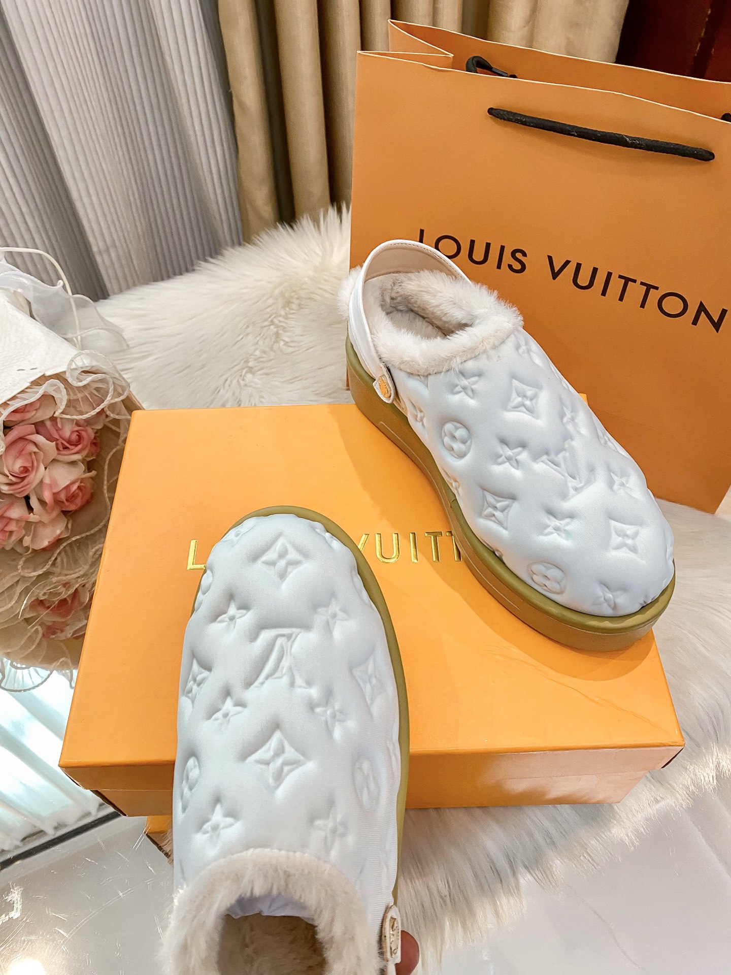 Limited edition fur slippers