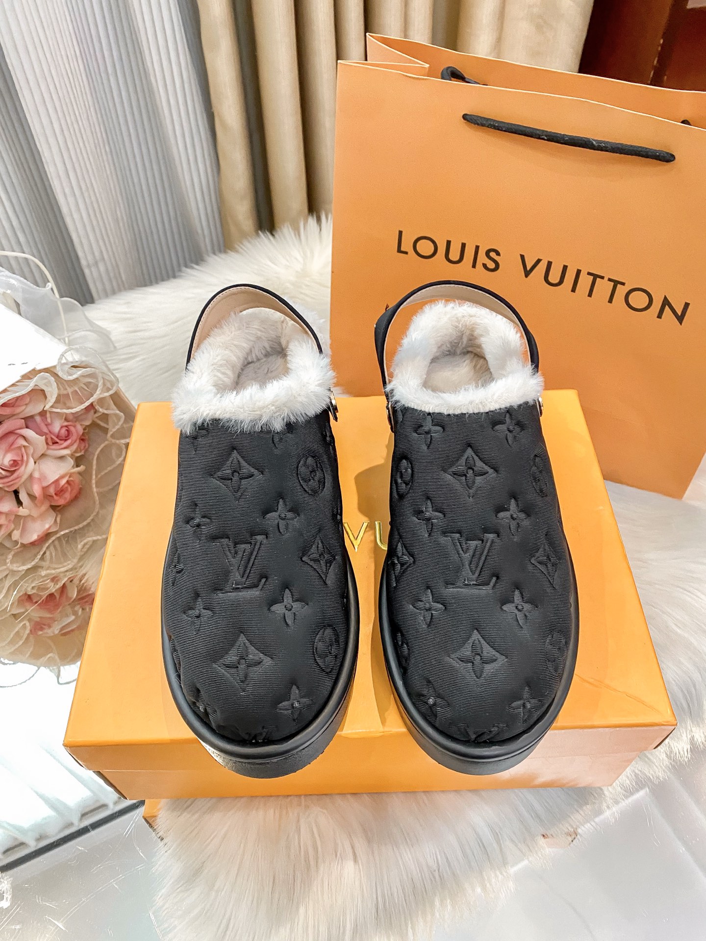 Limited edition fur slippers