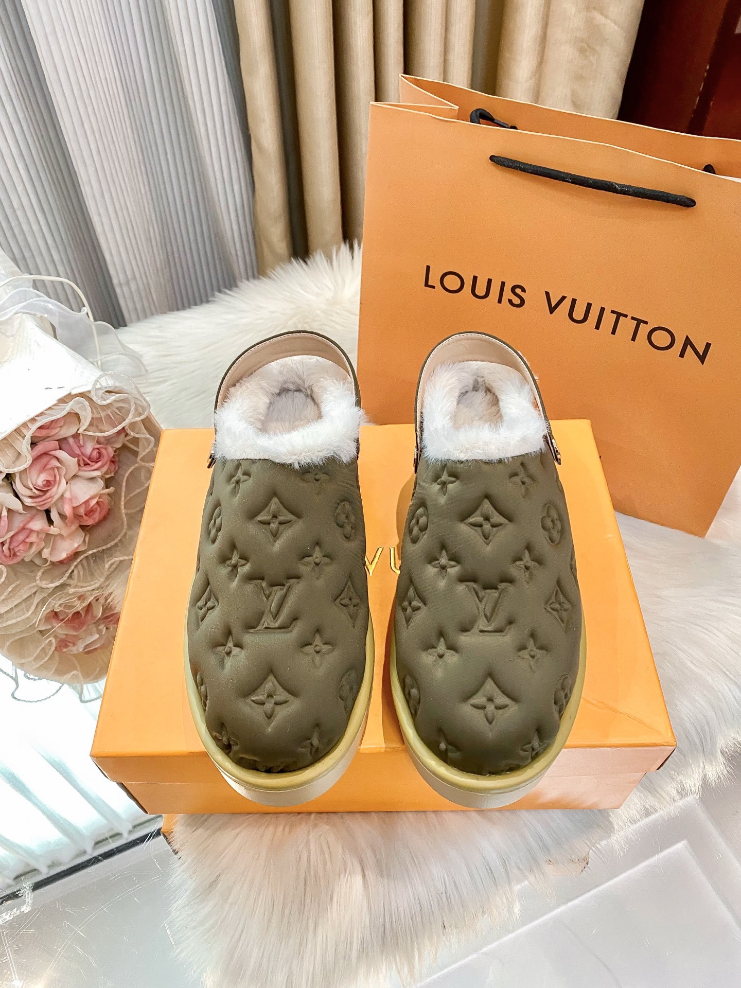 Limited edition fur slippers