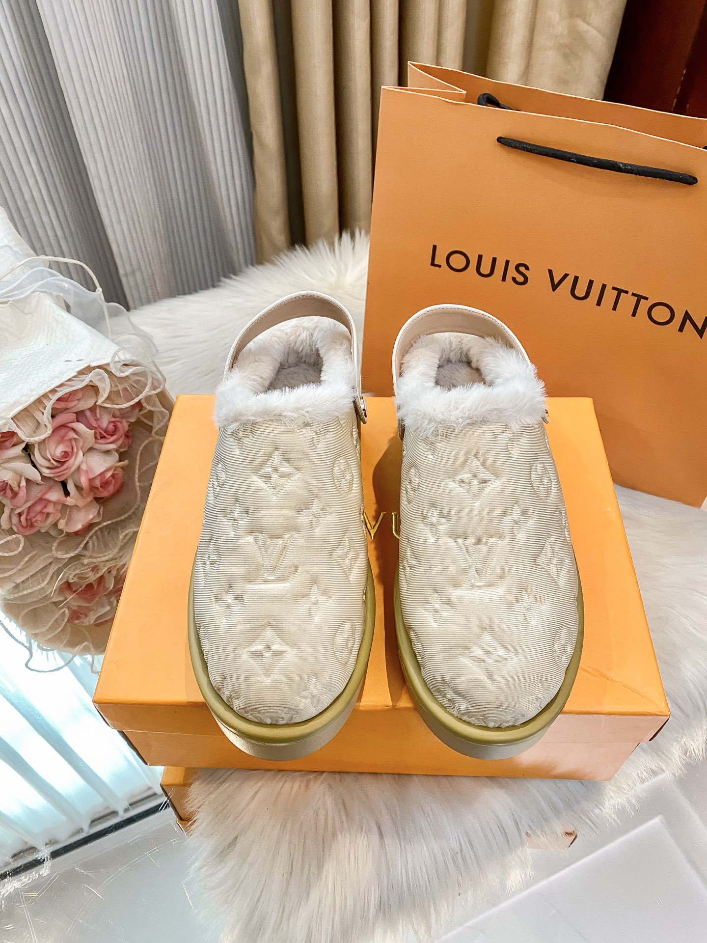Limited edition fur slippers
