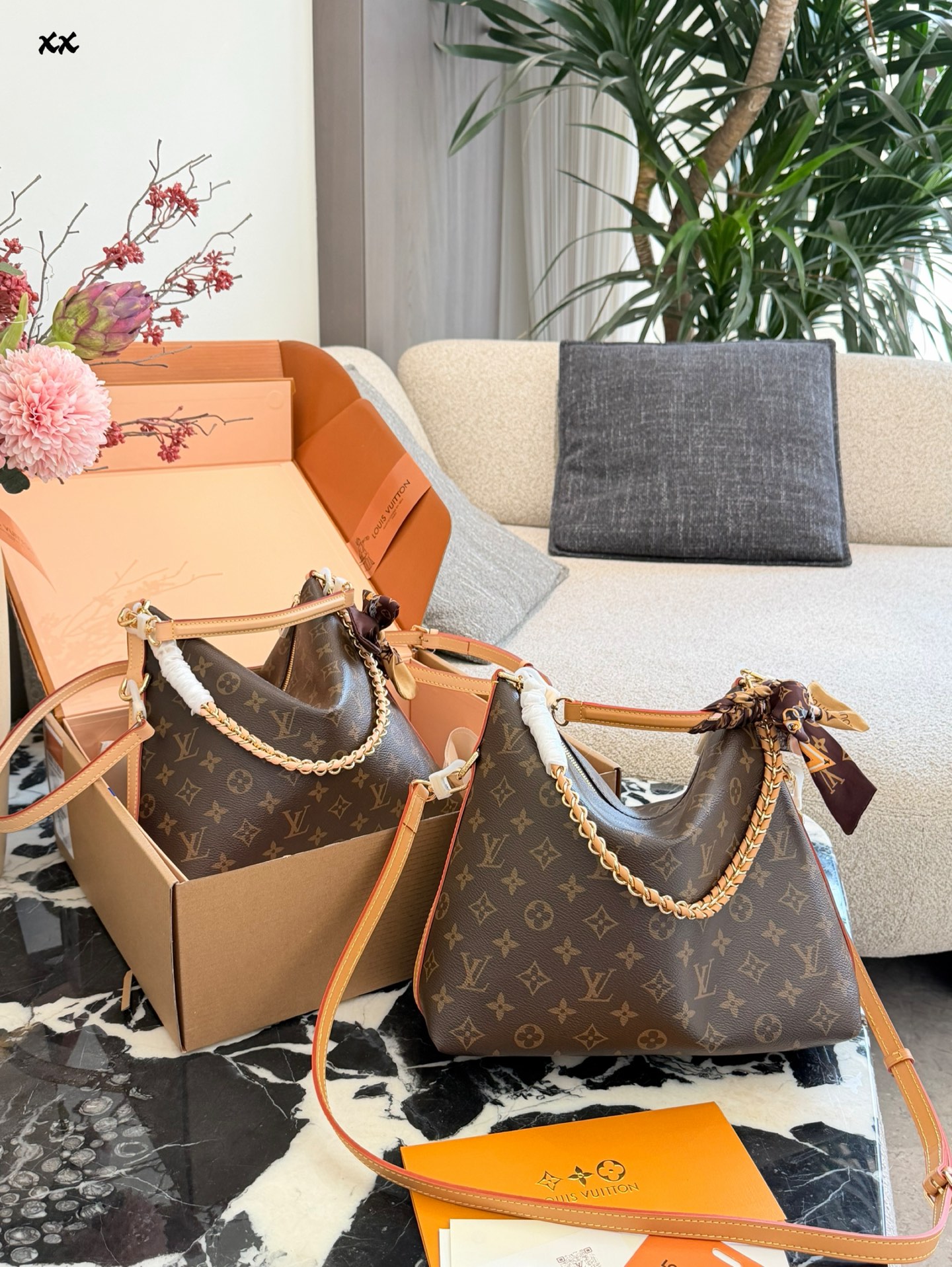 Classic color scheme, modern style handbag