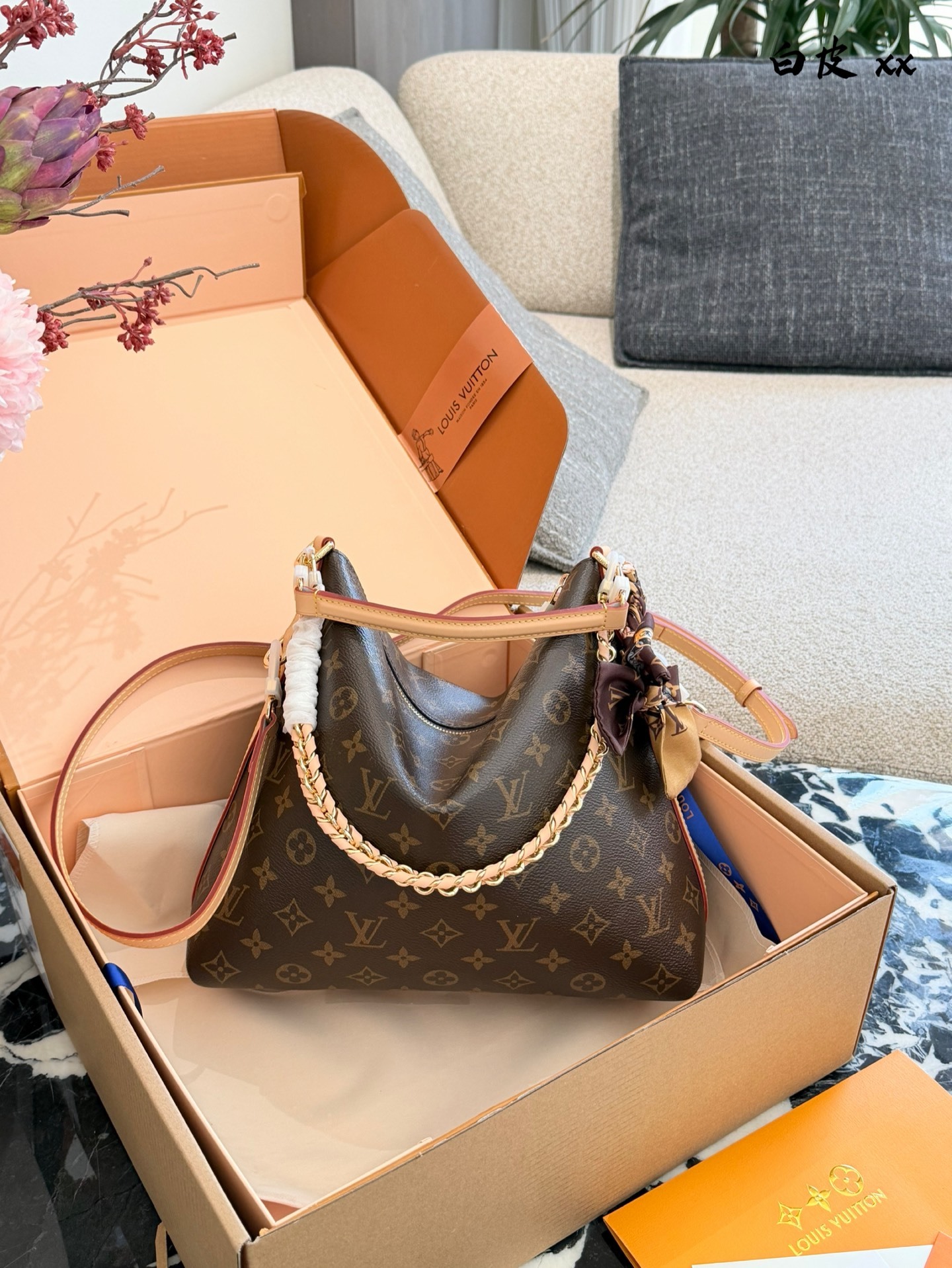 Classic color scheme, modern style handbag