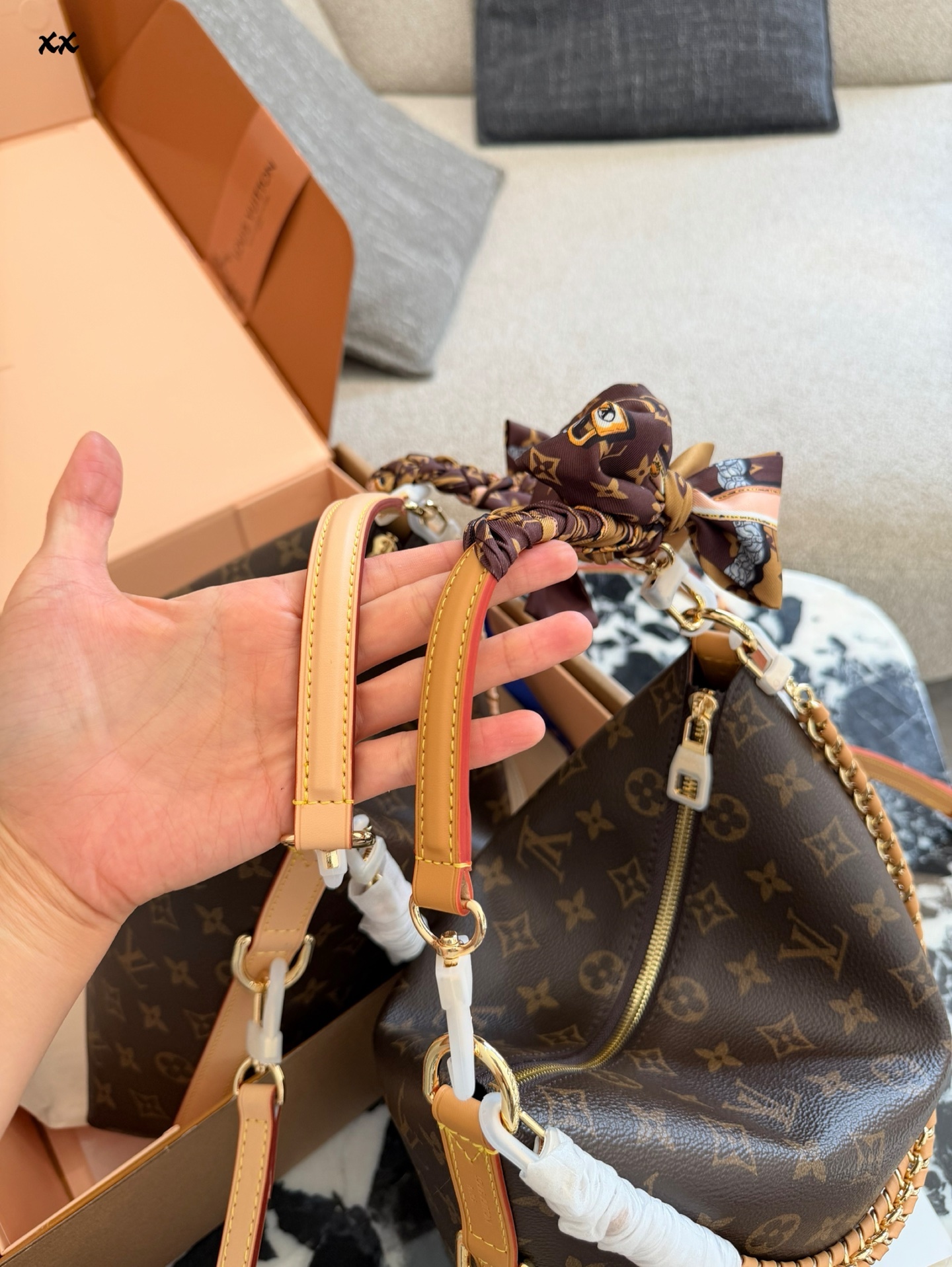 Classic color scheme, modern style handbag