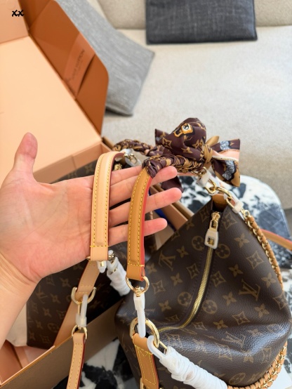 Classic color scheme, modern style handbag