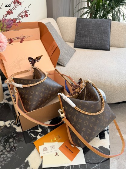 Classic color scheme, modern style handbag