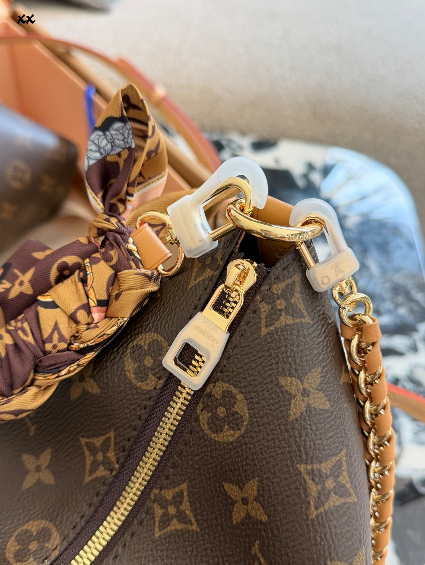 Classic color scheme, modern style handbag