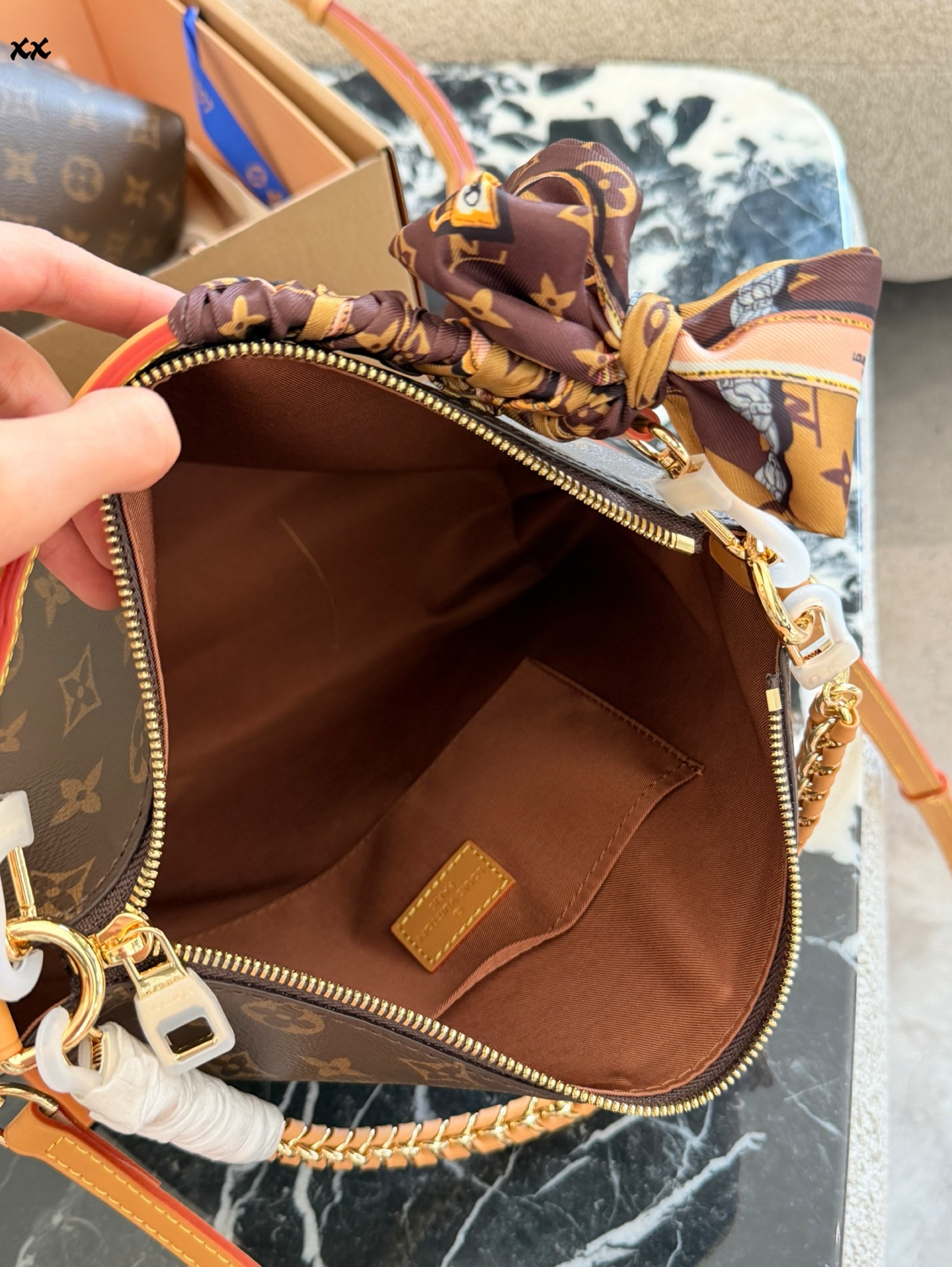 Classic color scheme, modern style handbag