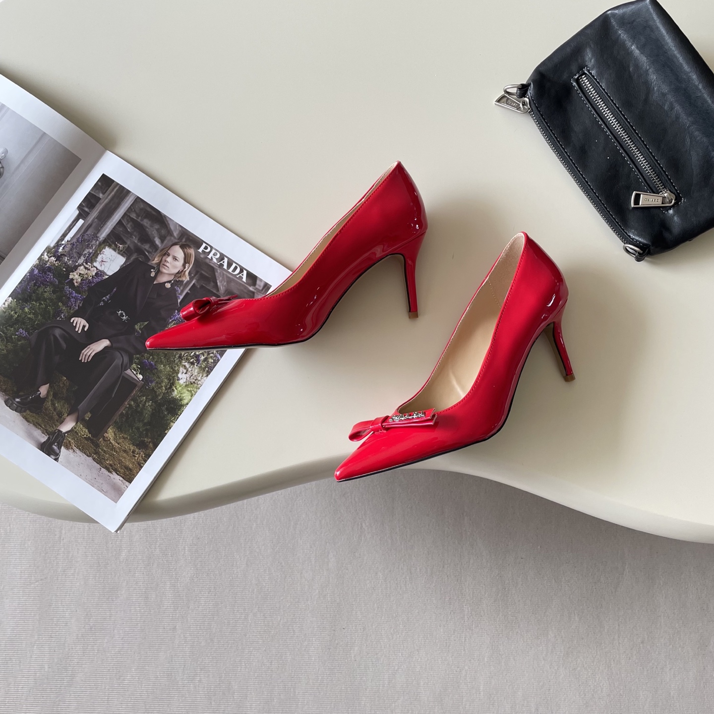 Pointed-toe shoes with a bowknot