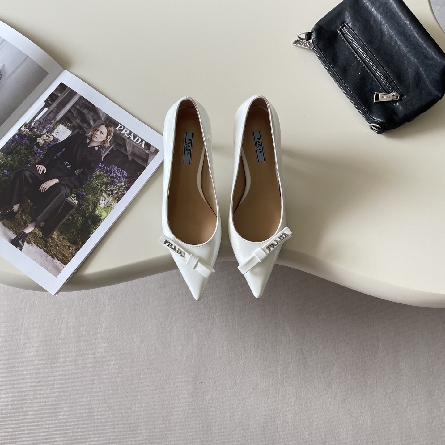 Pointed-toe shoes with a bowknot