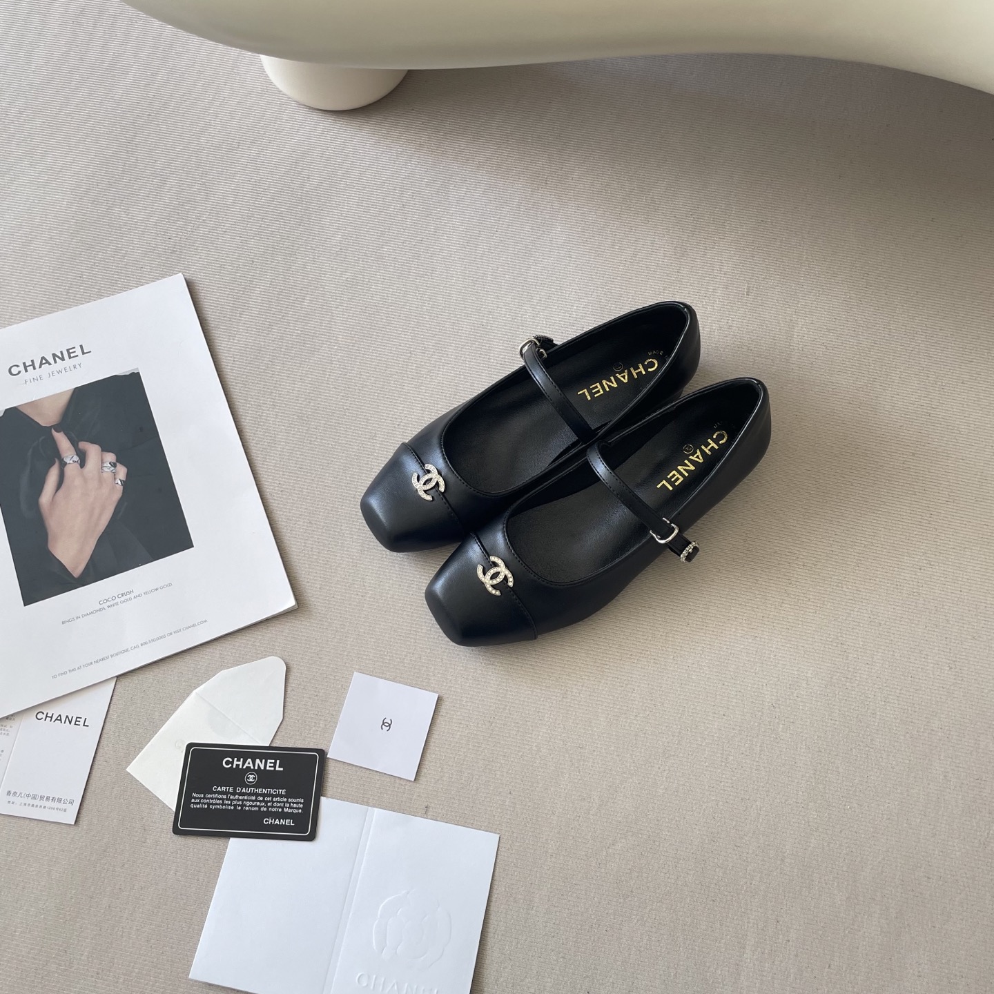 New C-buckle square-toe shoes