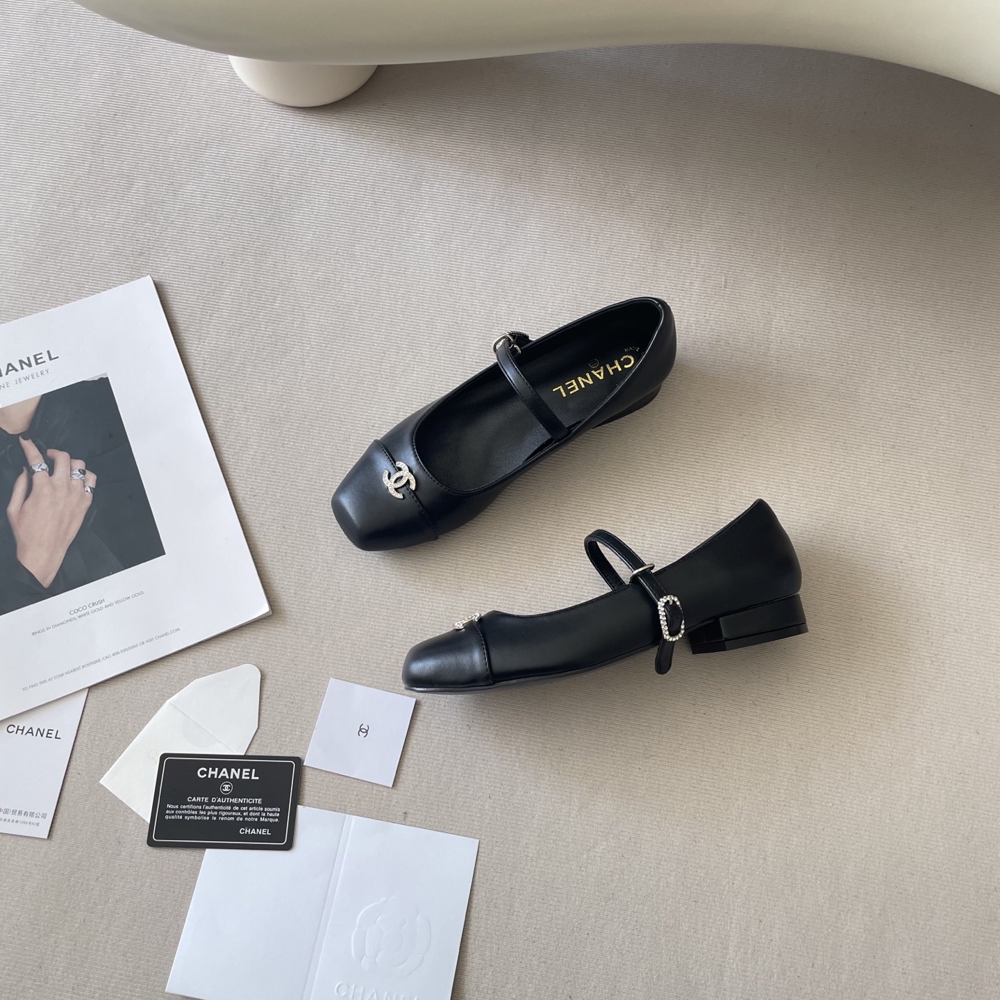 New C-buckle square-toe shoes