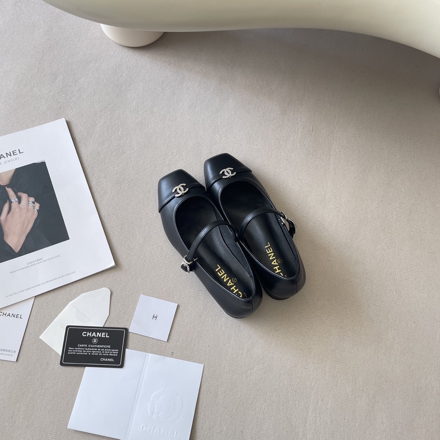 New C-buckle square-toe shoes