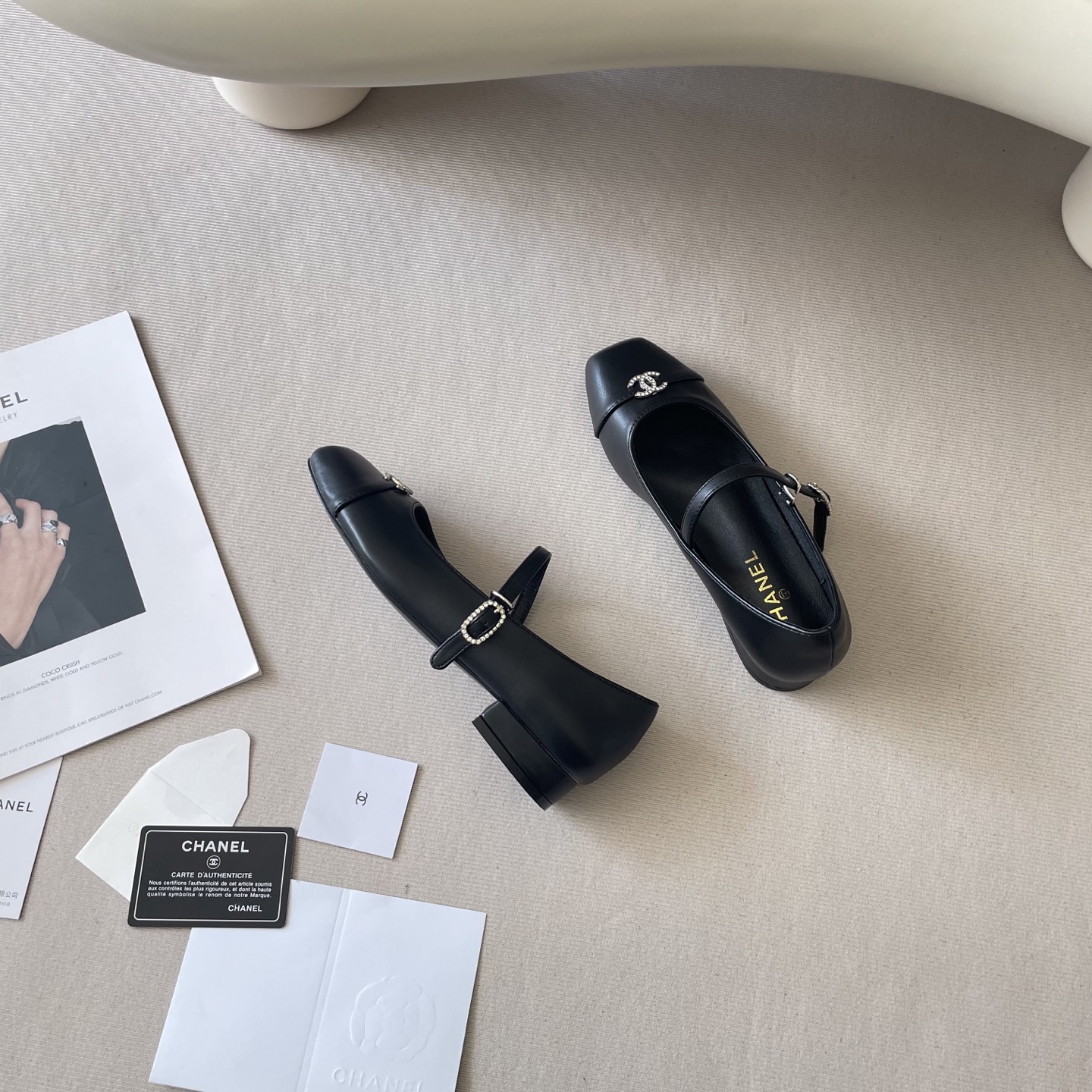 New C-buckle square-toe shoes