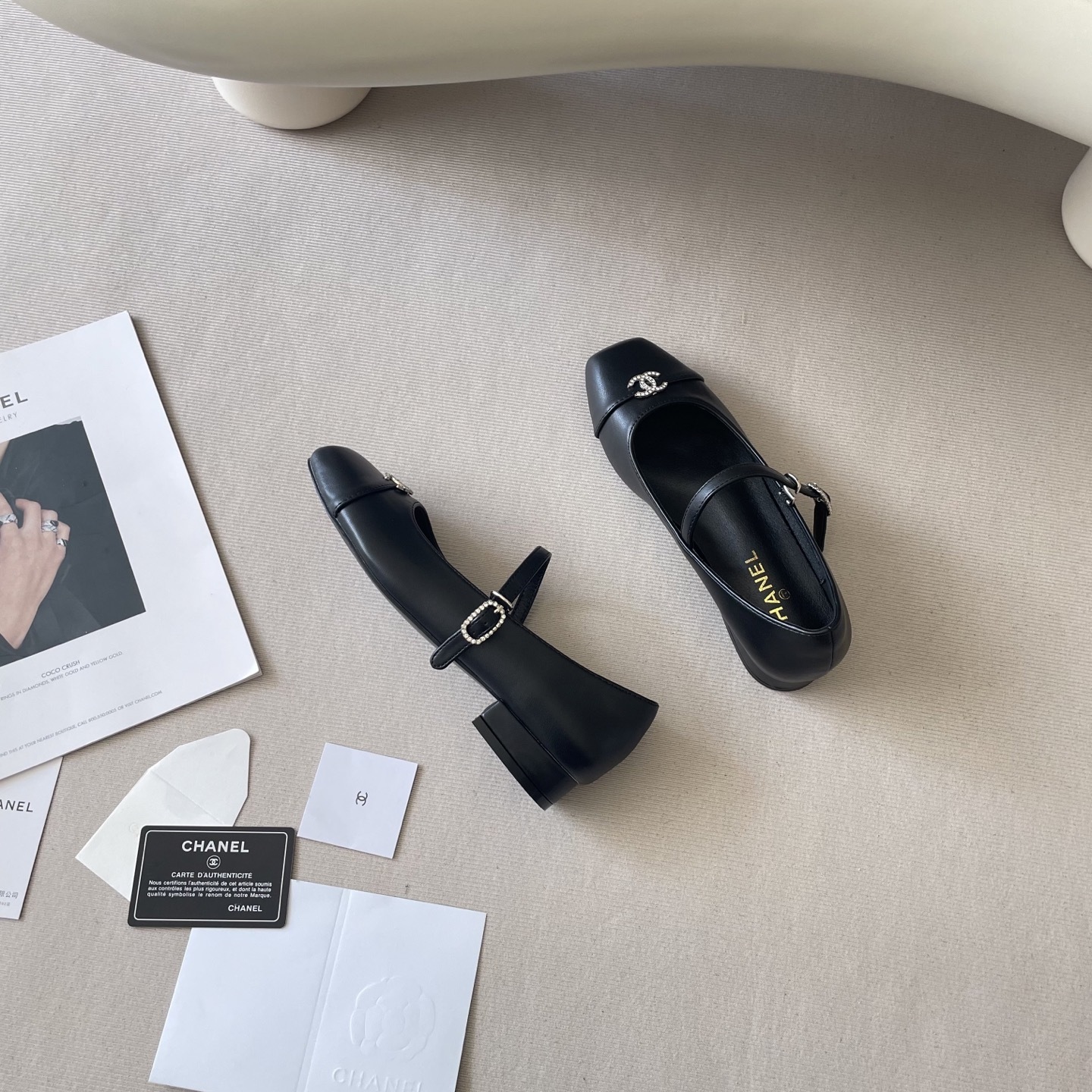 New C-buckle square-toe shoes