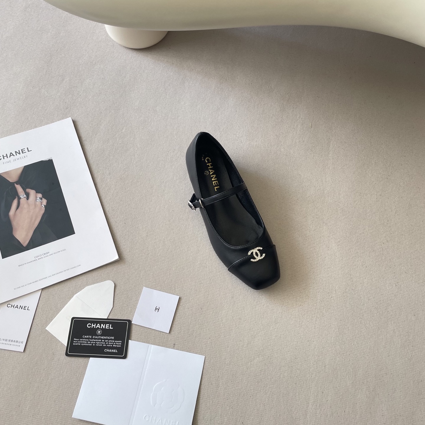 New C-buckle square-toe shoes