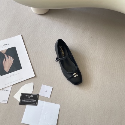 New C-buckle square-toe shoes
