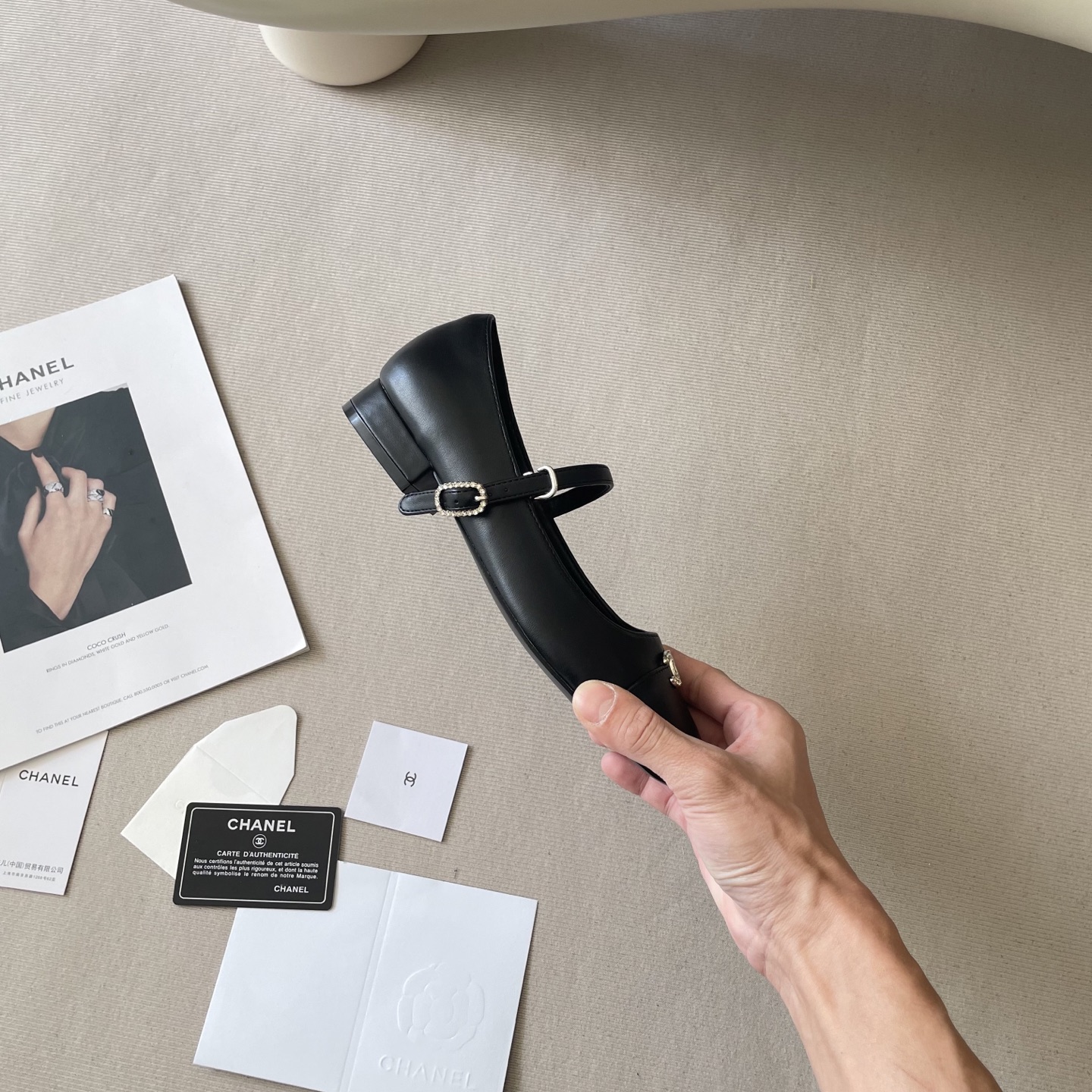 New C-buckle square-toe shoes