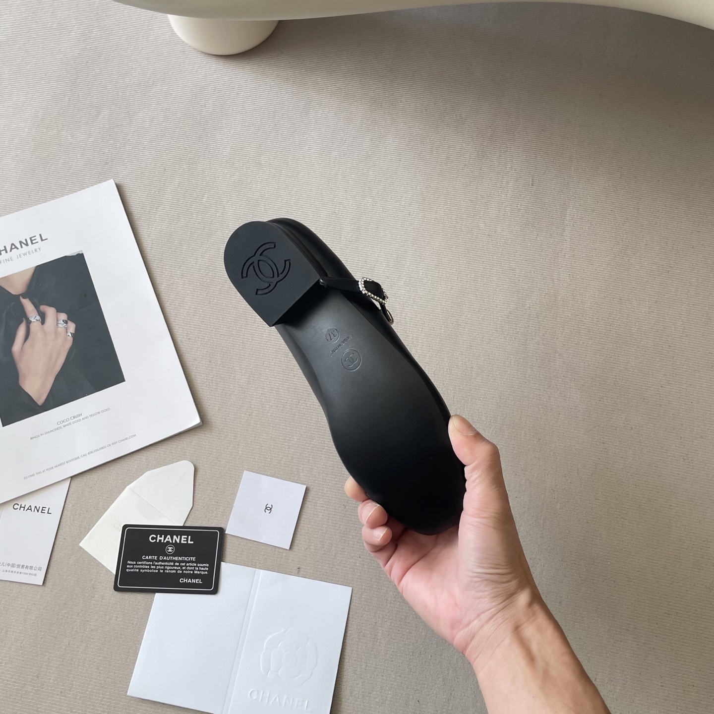 New C-buckle square-toe shoes