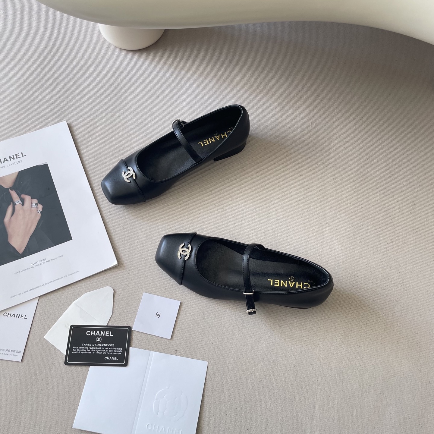 New C-buckle square-toe shoes