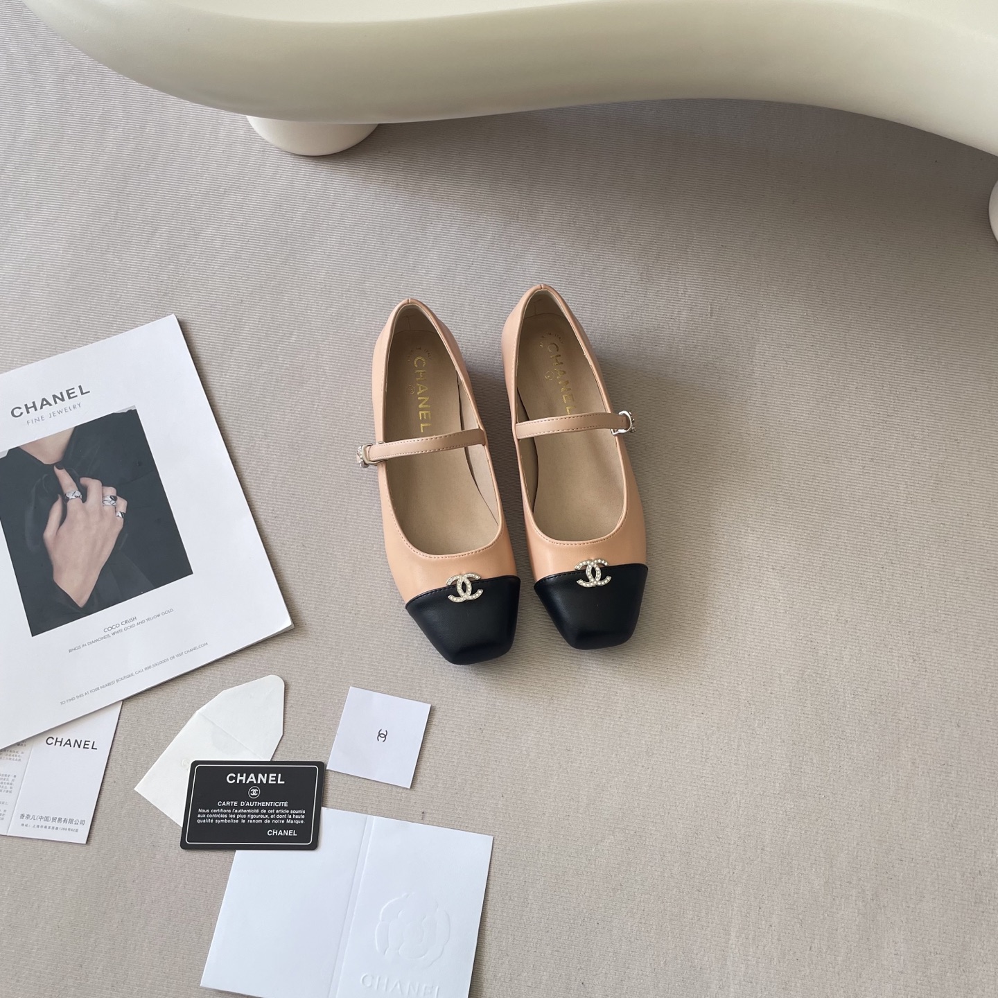 New C-buckle square-toe shoes