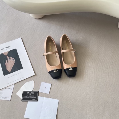 New C-buckle square-toe shoes